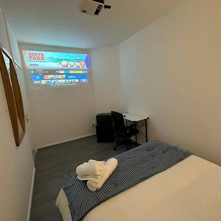 Small Cozy Private Bedroom Zone1 Лондон Экстерьер фото