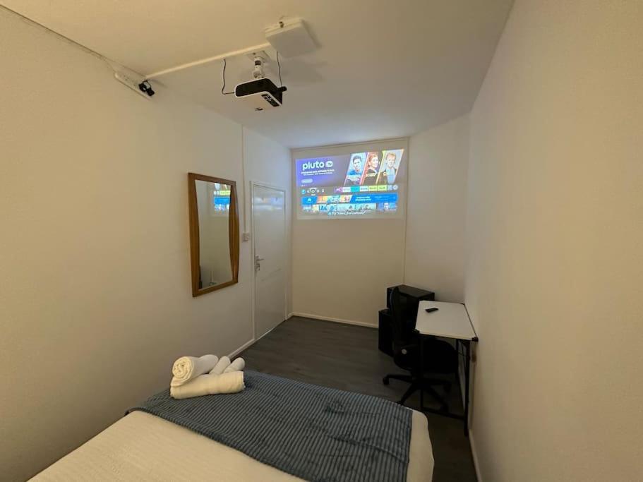 Small Cozy Private Bedroom Zone1 Лондон Экстерьер фото
