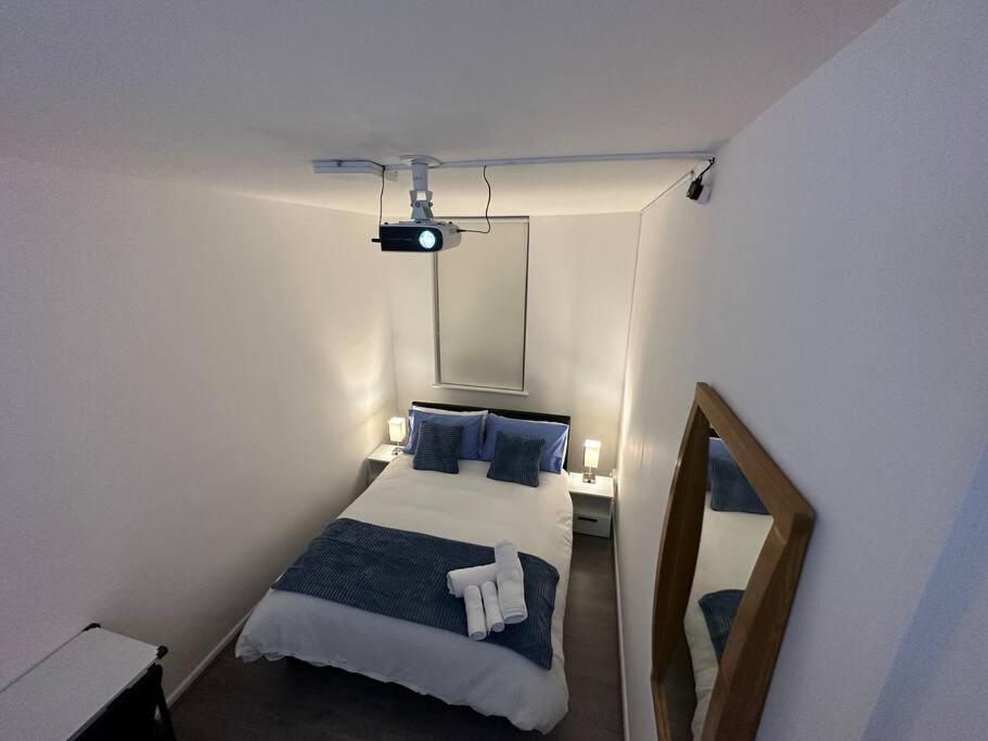 Small Cozy Private Bedroom Zone1 Лондон Экстерьер фото